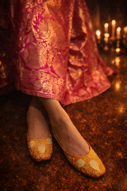 Royal Gold Embroidered Ethnic Jutti